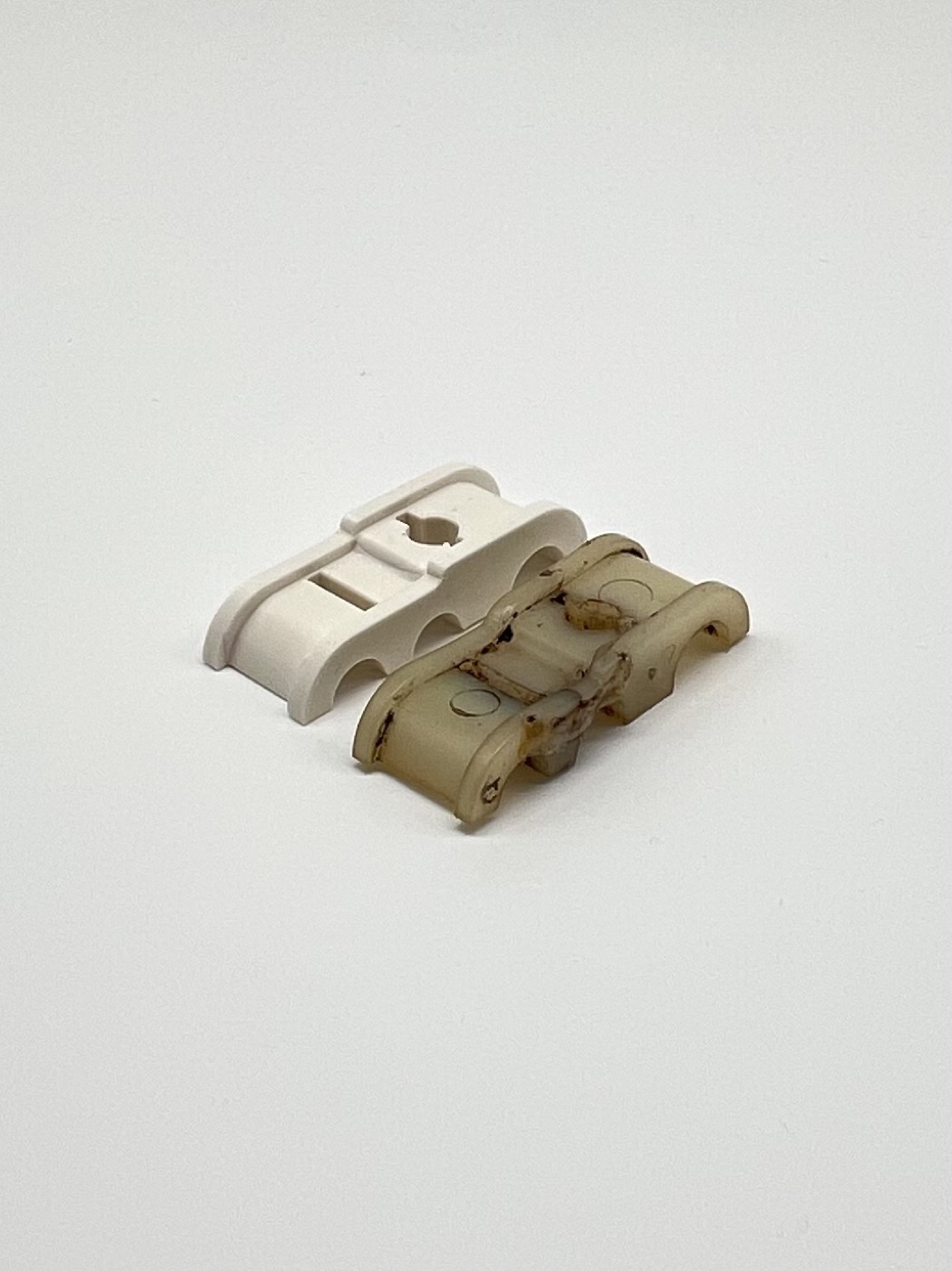 Original und 3D-gedruckter Halter für die Kraftstoffleitung Porsche 924 / 911