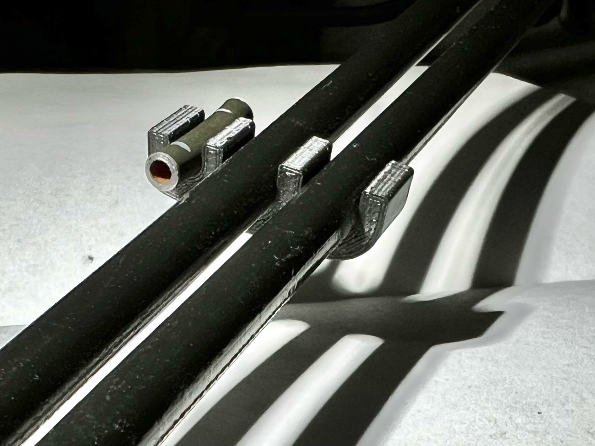 abstandshalter-Benzinleitung+Bremsleitung-16121176766-fuer-bmw-e30-2