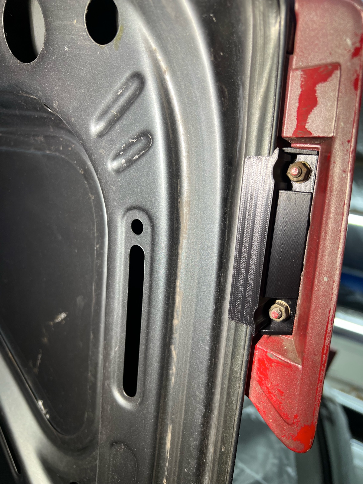 halter-fuer-m-technik-2-heckspoiler-fuer-bmw-e30-montiert