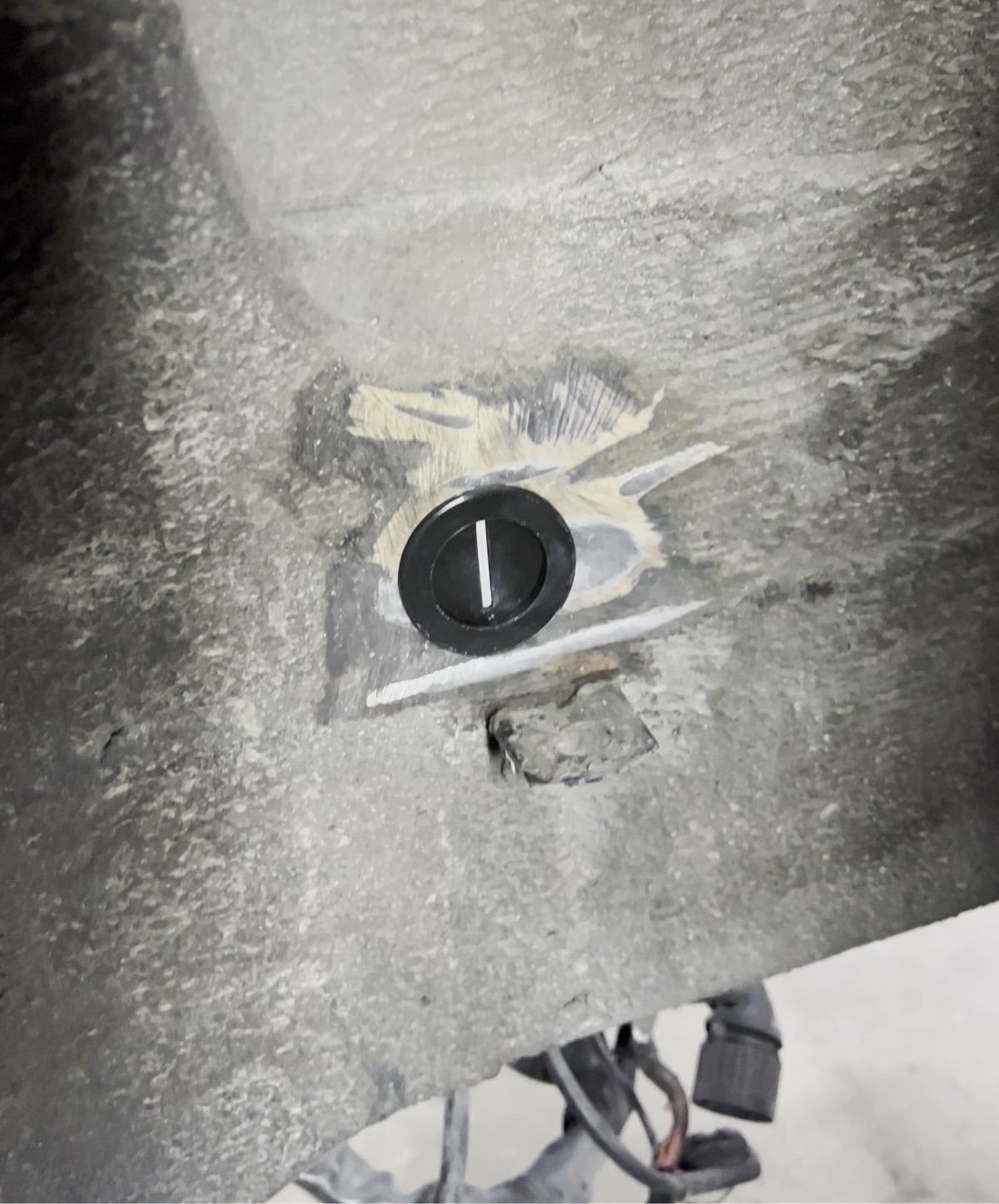 Abdeckkappe-Spritzschutz-im-Radhaus-mit-Bremsleitungsdurchfuehrung-fuer-BMW E30-E24-E28-E32-E34-montiert